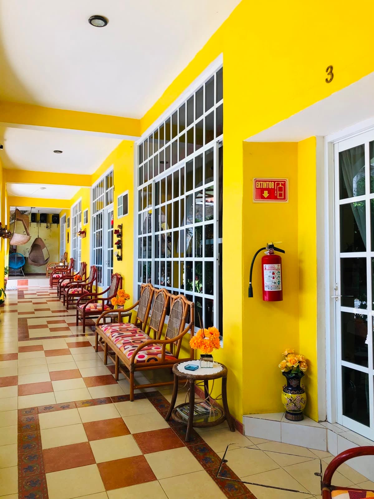 Corredor con acceso a las habitaciones y sillones de descanso