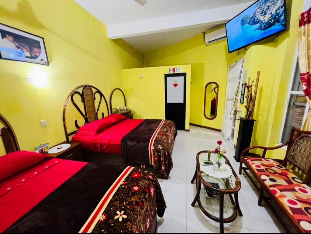 Habitación amplia con sala de estar