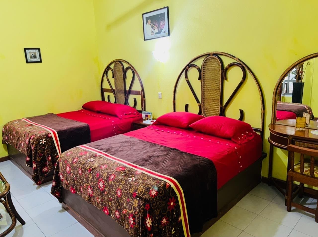 Habitación Doble Queen con dos camas y tocador
