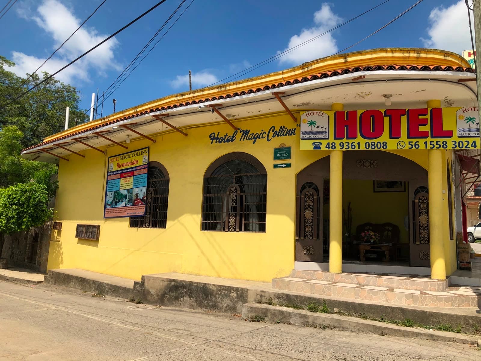 Fachada del Hotel Magic Collinn en la esquina de Francisco I. Madero, Axtla de Terrazas