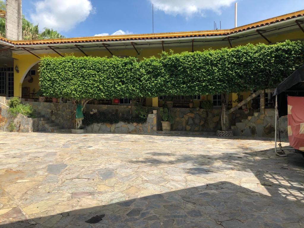 Fachada y jardín del Hotel Magic Collinn, en el centro de Axtla de Terrazas