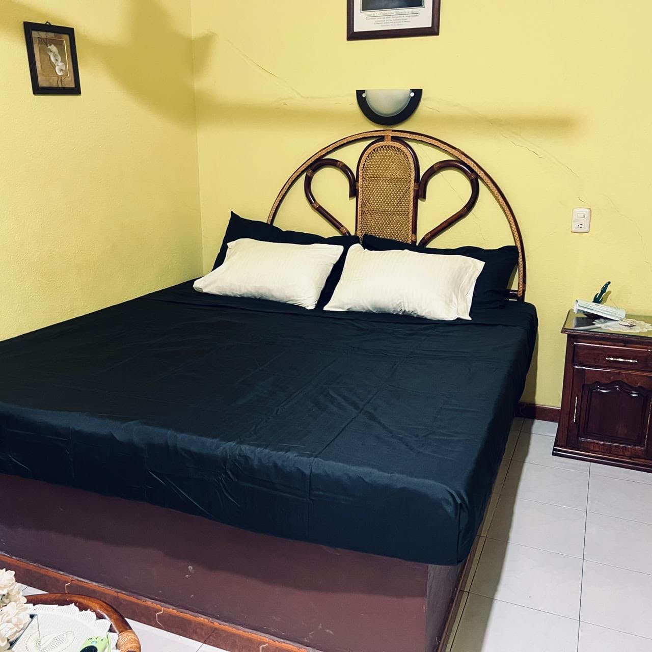 Cama King Size con cabecera de ratán en la habitación King