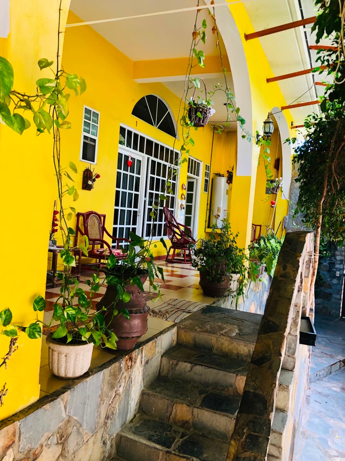 Pórtico del hotel lleno de plantas