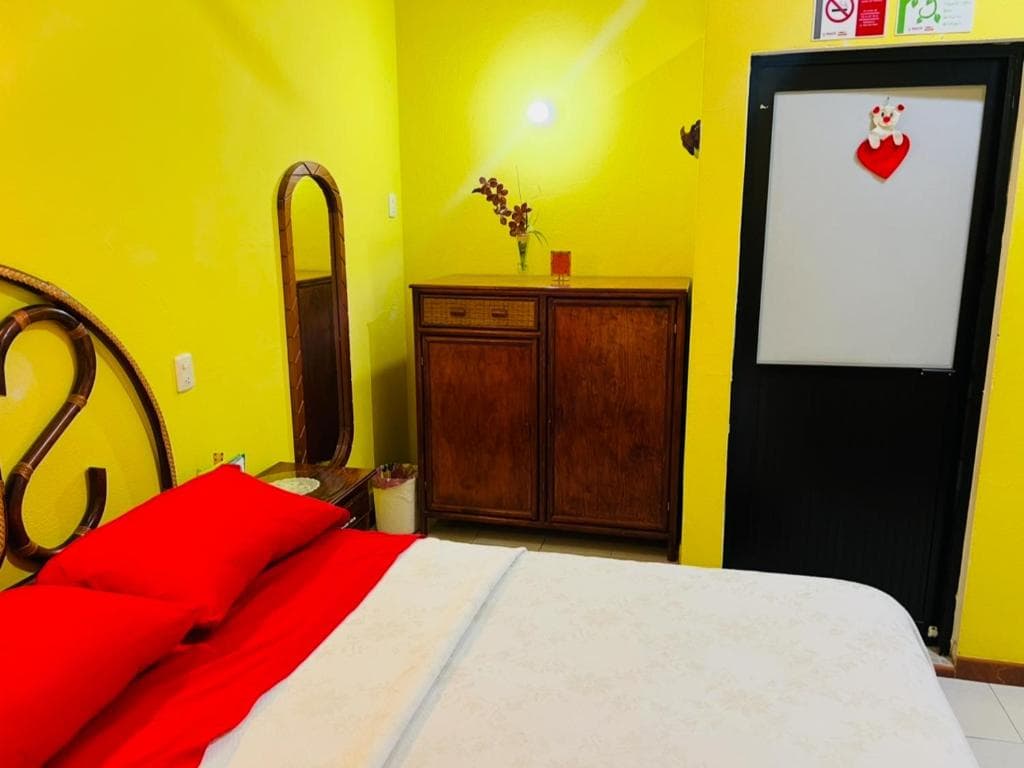 Habitación sencilla, vista hacia la ventana